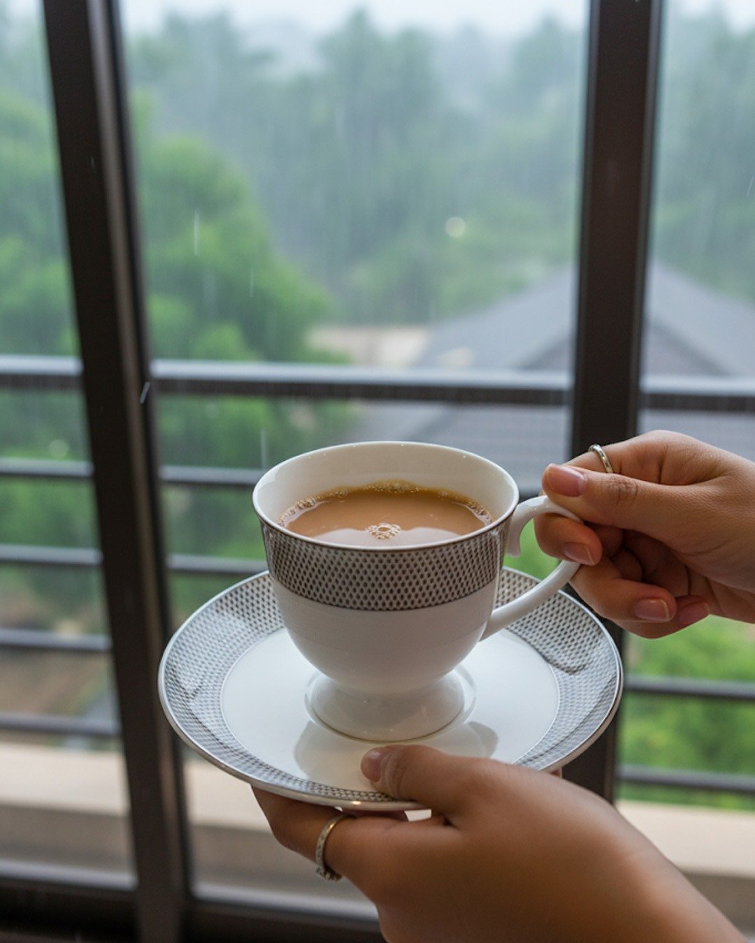 Modern Silver-Patterned Tea Cups Set